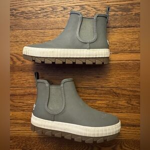 Sperry Chelsea Torrent Boots Women’s size 6 as seen on tag.